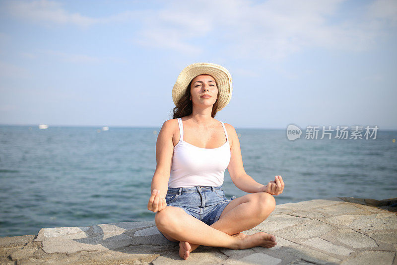 一个女人在海滩上冥想