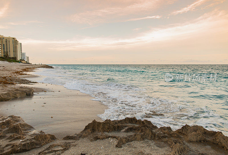 2023年春天日落时，佛罗里达海岸落基歌手岛上柔和的日落天空