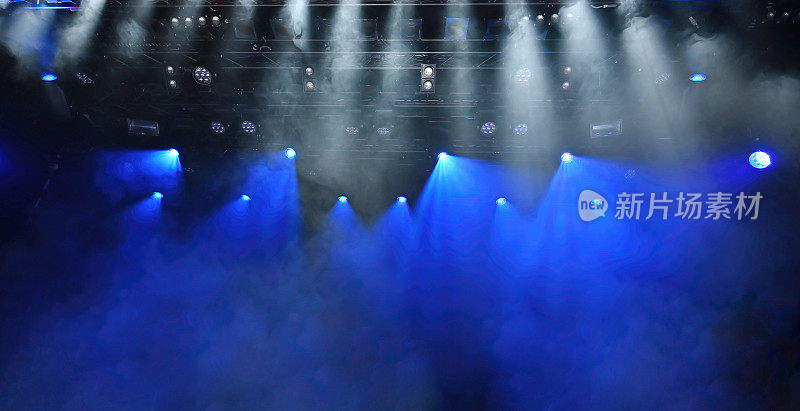 抽象背景的舞台灯光与蓝色和白色的天花板聚光灯和舞台雾