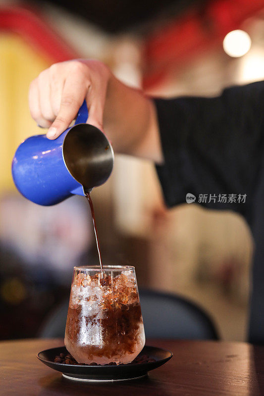 咖啡师准备冷咖啡鸡尾酒，冰饮料