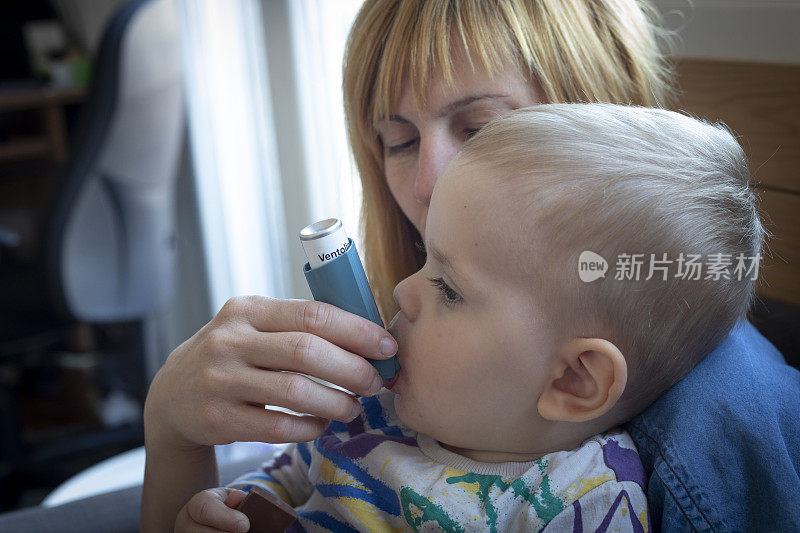 母亲给她的男婴吸入哮喘药
