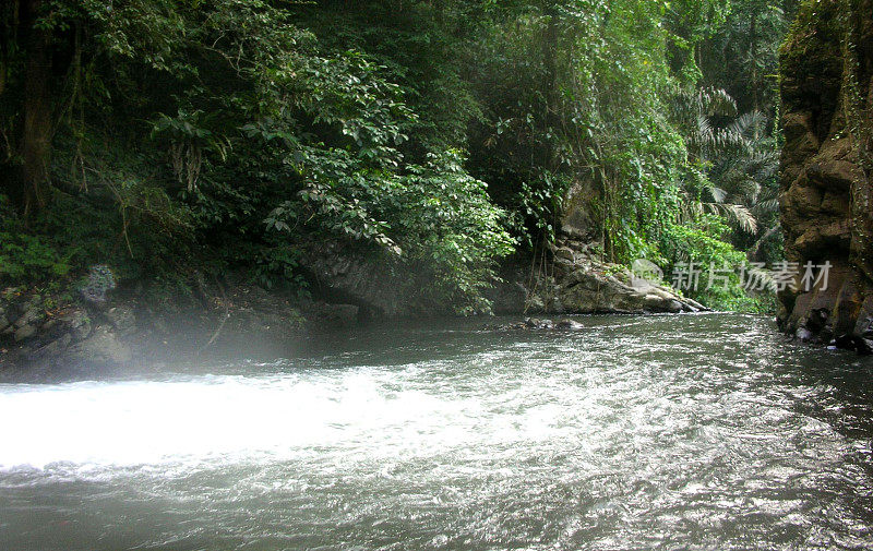 山间的河流