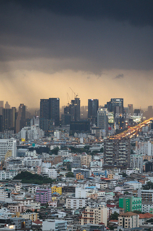 垂直鸟瞰图傍晚泰国曼谷大雨及雷暴
