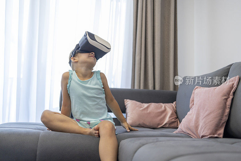 女孩在家玩VR眼镜