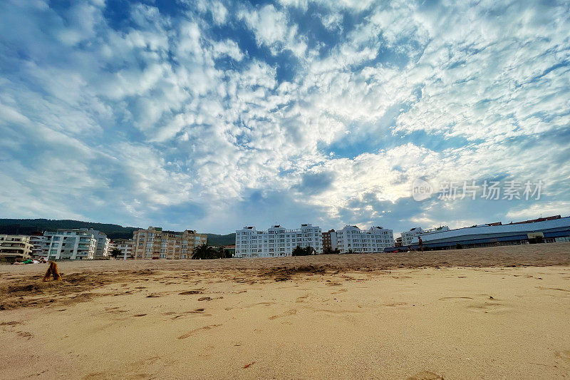 日落时空旷的海滩