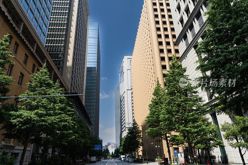 东京丸之内的高层建筑之间的道路