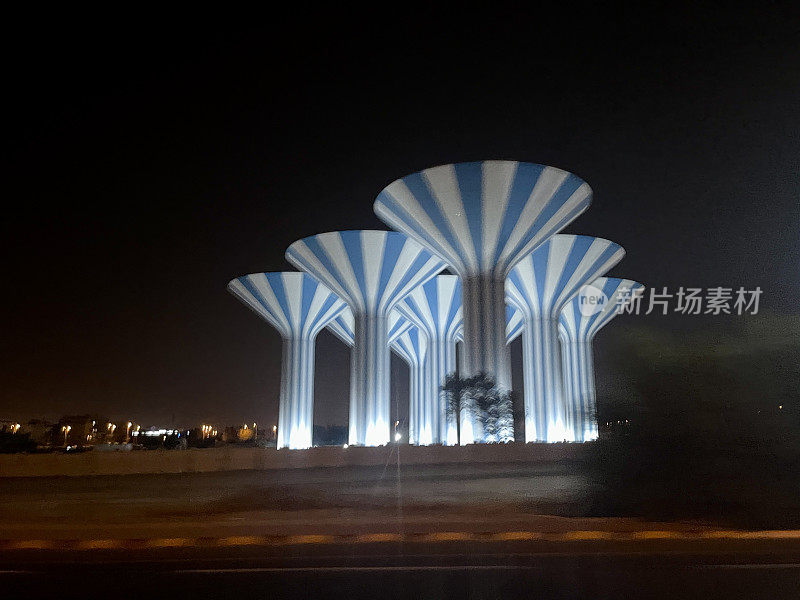 科威特水塔在夜间从高速公路拍摄