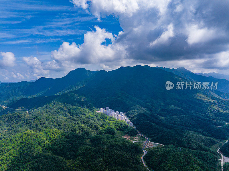 在蓝天白云的群山中俯瞰蜿蜒的道路