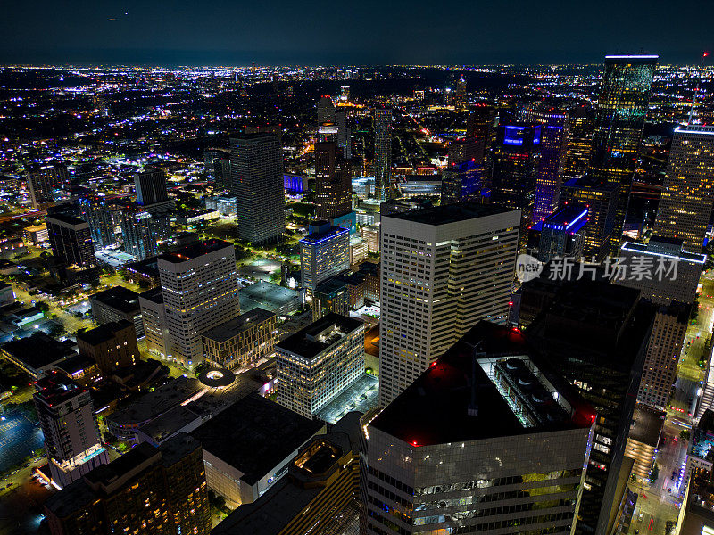 2023年7月左右，德克萨斯州休斯顿市中心的航拍夜景