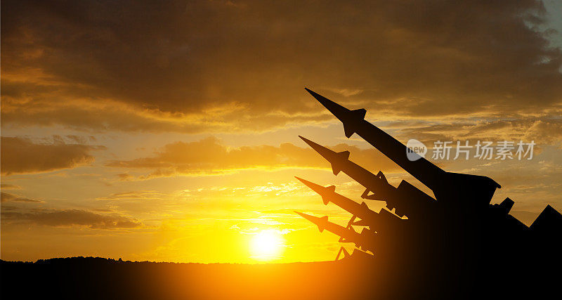 导弹瞄准日落时的天空。核弹，化学武器，导弹防御系统。