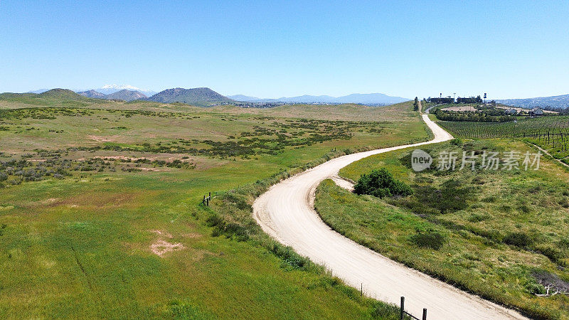 蜿蜒的道路穿过南加州