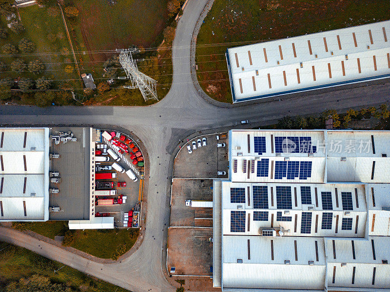 葡萄牙的物流中心鸟瞰图，顶部有太阳能电池板，附近有一个高压塔，以及相关的车队