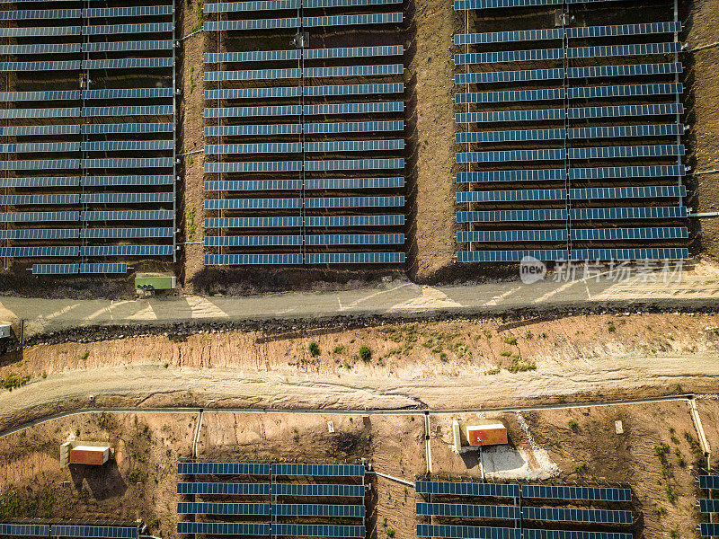 葡萄牙农村地区太阳能发电厂的航拍图像