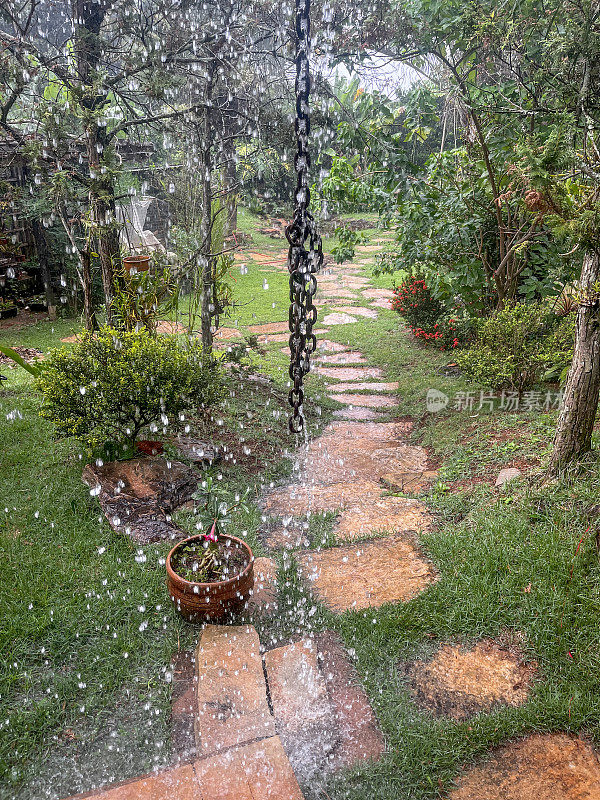 大雨顺铁链而下