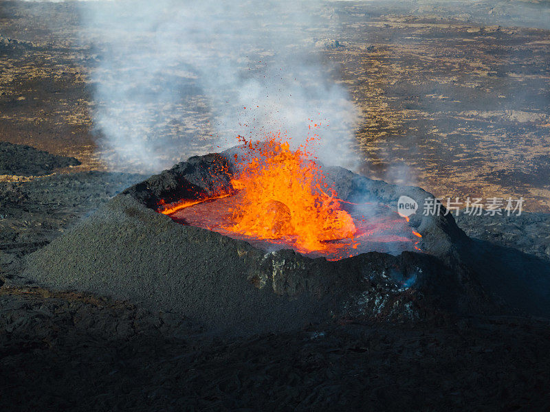 正上方是火山口内沸腾熔岩的特写镜头，鸟瞰图