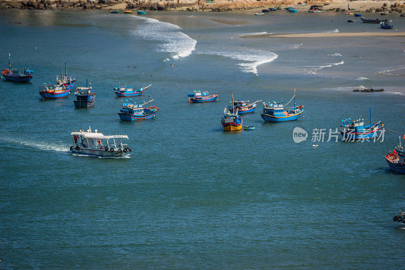 在宁顺的永希潘湾，海滩很清澈，船只在附近