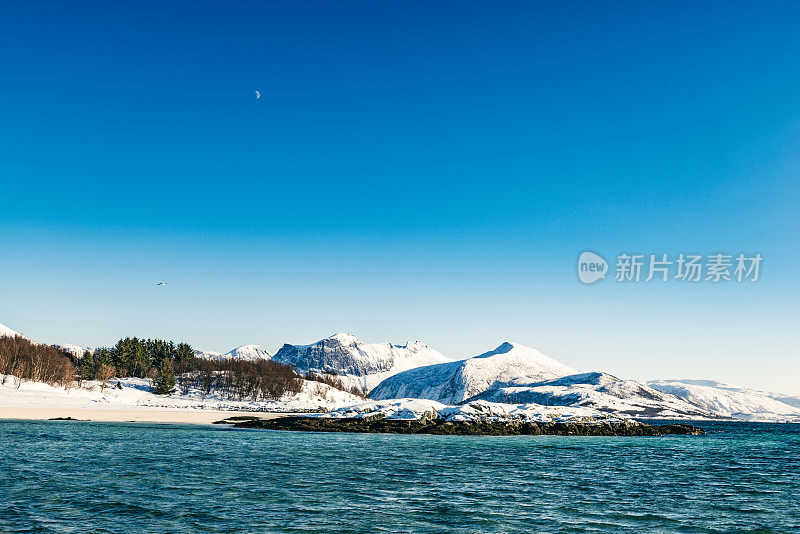 冬天，挪威北部伯格斯峡湾的海滨景色