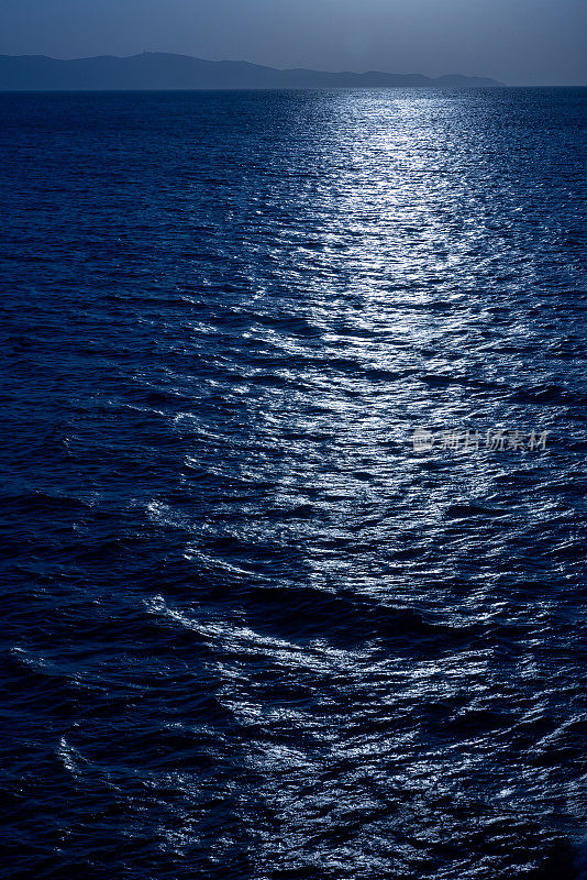 月亮照在海面上