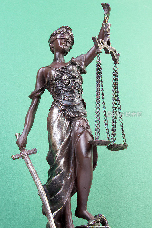 绿色背景下的正义雕像。法律的概念。广告文本的复制空间。