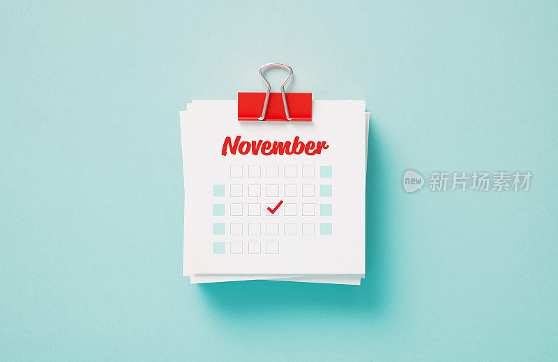把它贴在十一月的日历上，用红色的回形针夹住，蓝色的背景
