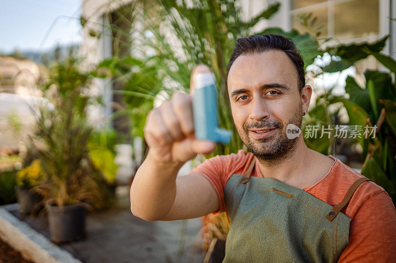 年轻人在户外使用哮喘吸入器