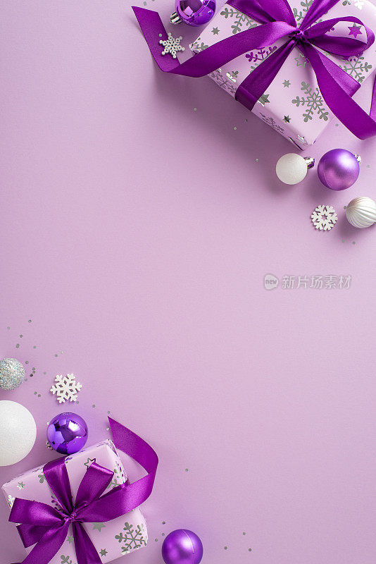 延伸祝贺与垂直顶视图的紫色礼品盒，白色和丁香的小玩意，辐射闪闪发光，和雪口音对紫色设置。一个理想的文字或宣传空间