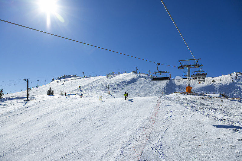 在波斯尼亚和黑塞哥维那的Jahorina滑雪胜地，滑雪者在滑雪缆车上