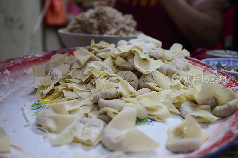 一名妇女手工制作了中国传统美食馄饨。