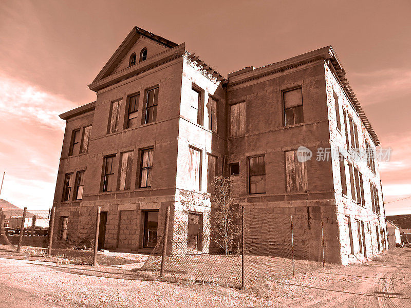 内华达州金矿镇令人毛骨悚然的老高中建筑
