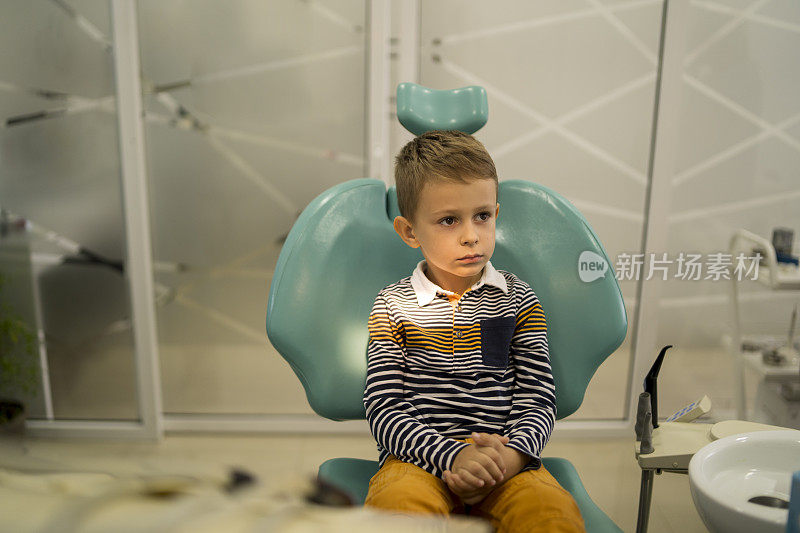 小儿科病人在牙科椅上等待