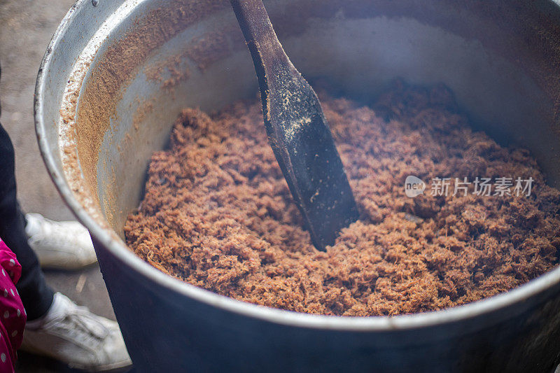 厨师在大锅里煮猪油，这是传统的烹饪方法