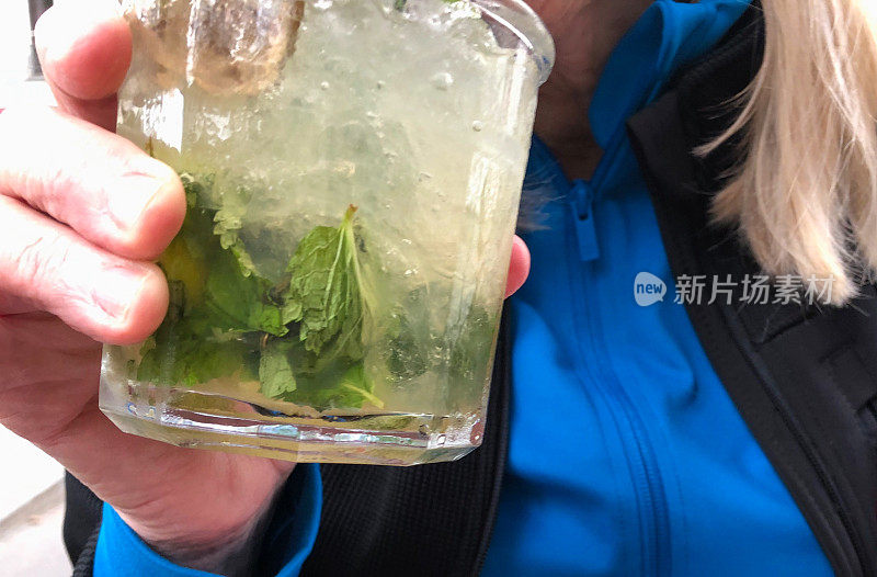 喝薄荷无酒精鸡尾酒的女人特写