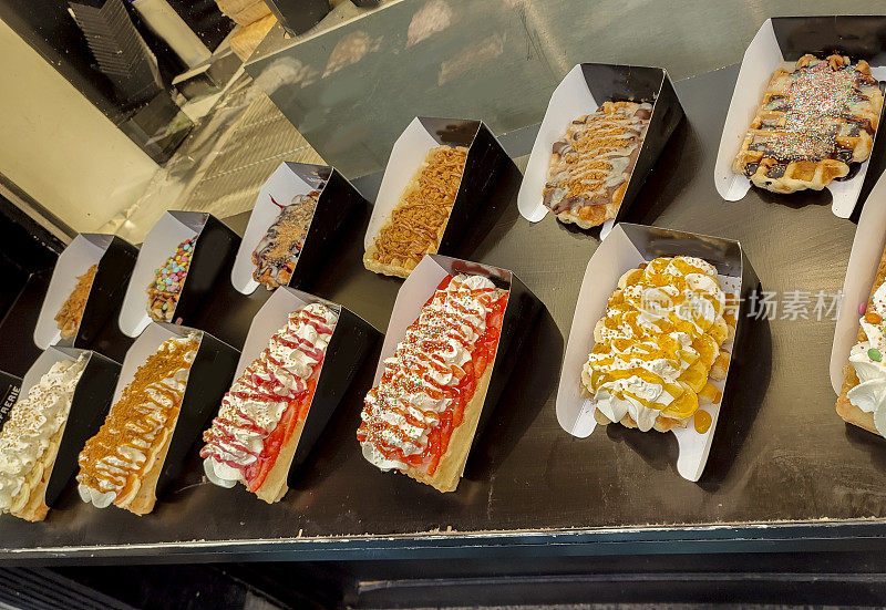 在比利时布鲁塞尔街头卖华夫饼，上面有五颜六色的糖果