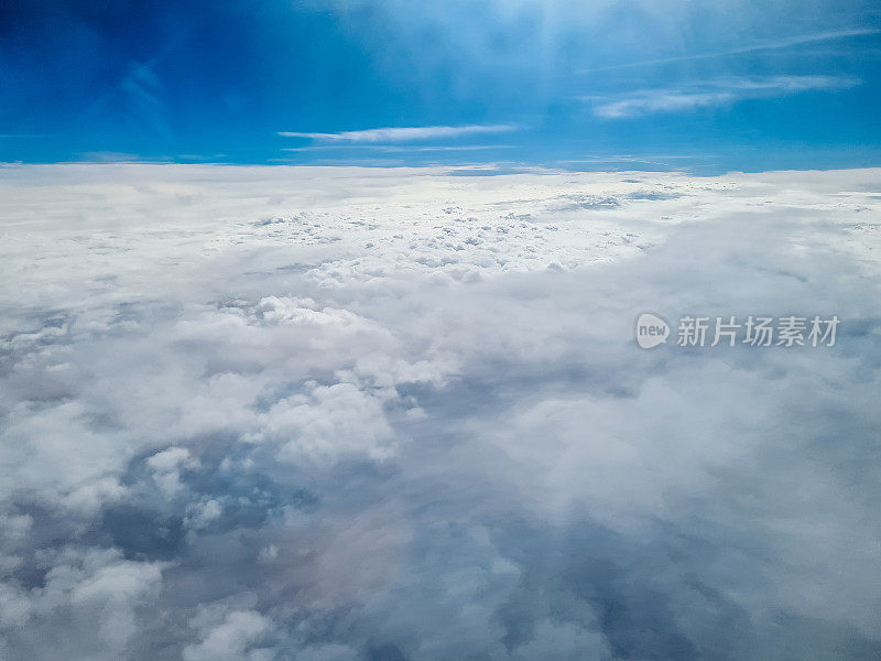 从飞机窗口看云的风景