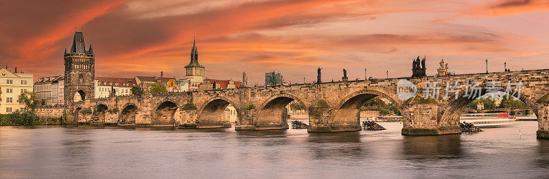 捷克共和国伏尔塔瓦河上的查理大桥全景图
