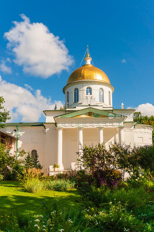 2023年9月7日，俄罗斯佩科里。圣母升天大教堂的后方。