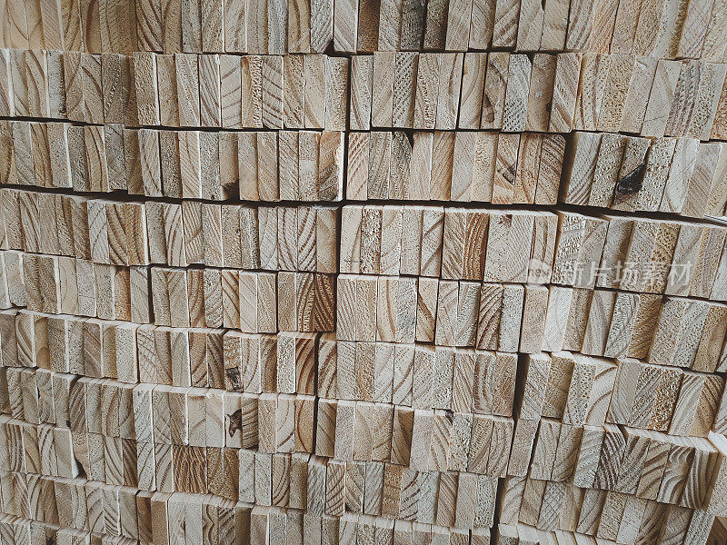 木质纹理背景。在家具设计厂储备松木。锯木厂里成堆的木板。锯板仓库。木材堆垛坯料建筑材料行业