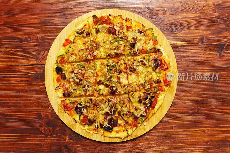 圣路易式披萨放在盘子里，切成正方形，木质背景。平躺
