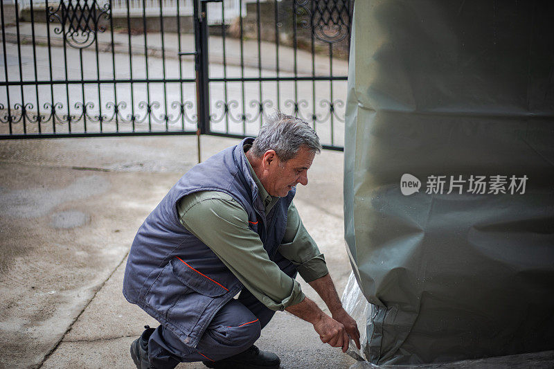 一名男子正在为冬天准备弹丸