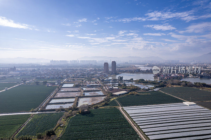 现代农业用地和农村建筑鸟瞰图