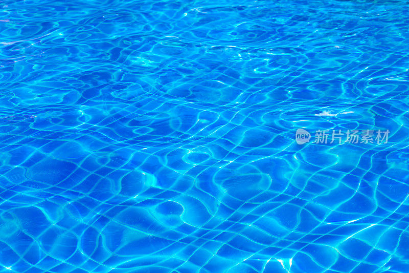 游泳池表面与光反射和水波纹图案