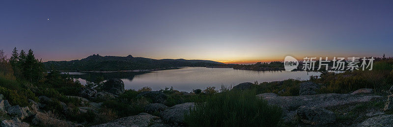 夕阳西下，在葡萄牙埃斯特雷拉山的罗西姆谷，在岩石纯净的风景中，新月在山湖上的黄昏全景