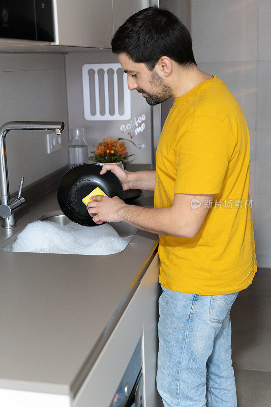 穿黄衬衫的人在洗黑锅