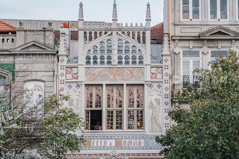 莱罗书店的外观。葡萄牙最古老的书店之一。房屋外立面，正面标志与老装饰的莱罗，传统的图书馆和复古的书店。