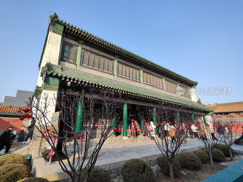 游客在辽宁沈阳奉天宫的文素阁观光
