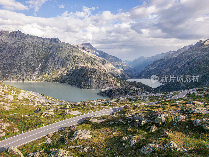 山区湖泊鸟瞰图