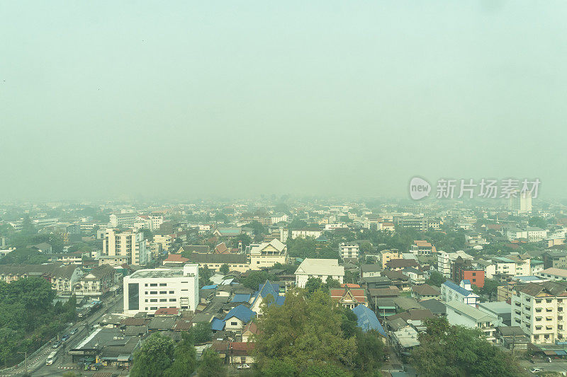 泰国清迈市空气污染严重，pm2.5(细颗粒物)粉尘雾霾问题，天际线背景鸟瞰图，危害人体健康和呼吸，有肺癌风险