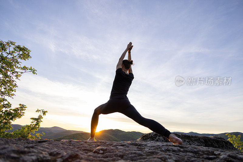 一个女人在山顶上做瑜伽