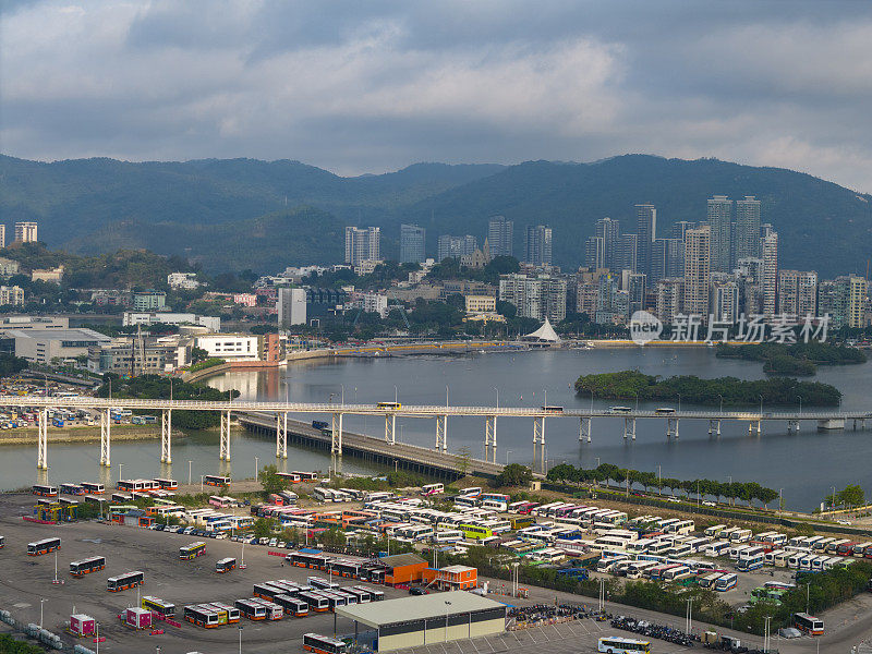 城市海滨巴士停车场鸟瞰图