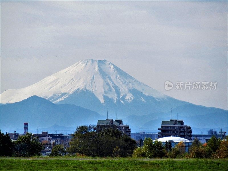 十一月底的富士山。